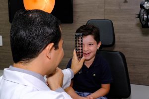 Dr Daniel Marras oftalmo em Rondonópolis realizando exame de vista infantil